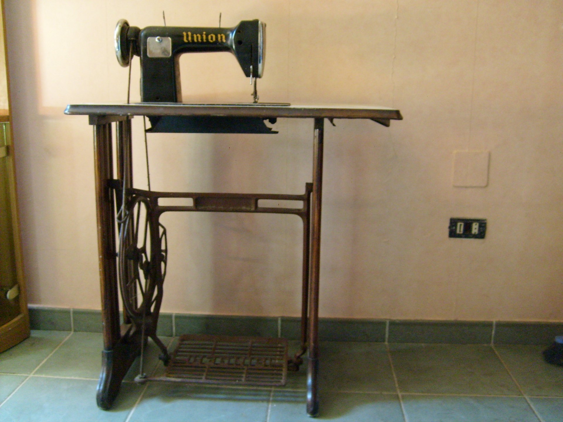 Macchina da cucire antica marca Union - Immagine 1