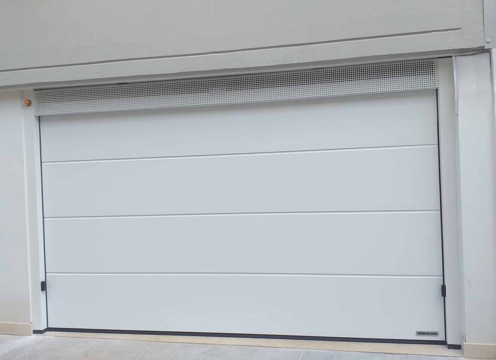 Portone sezionale Hörmann LPU42 3 m x 2 m - Immagine 1